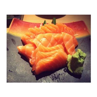 salmon sashimi  ที่ ร้านอาหาร Takumi