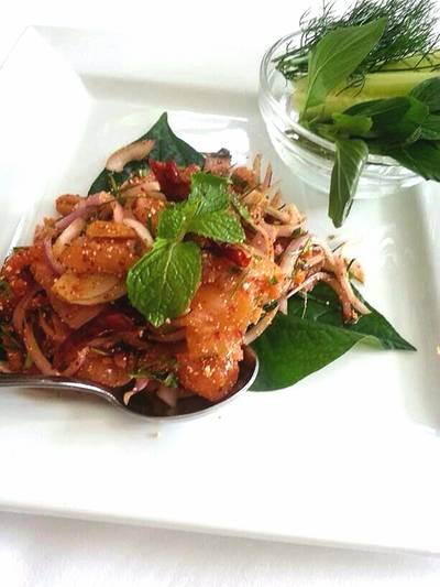 ลาบปลาแซลมอน ที่ ร้านอาหาร The Anna Restaurant & Art Gallery