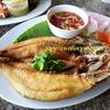 ปลากระพงทอดราดน้ำปลา ทานกับยำมะม่วง ที่ ร้านอาหาร อิ่มปลาเผา ดอนเมือง