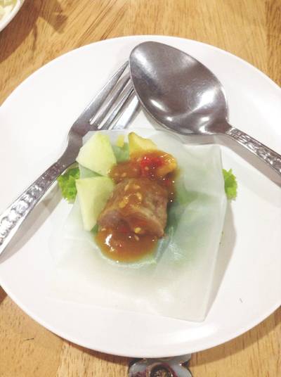 แหนมเนืองกินกับผักสดสด ที่ ร้านอาหาร มุก เวียดนาม ลาดพร้าว-วังหิน 38