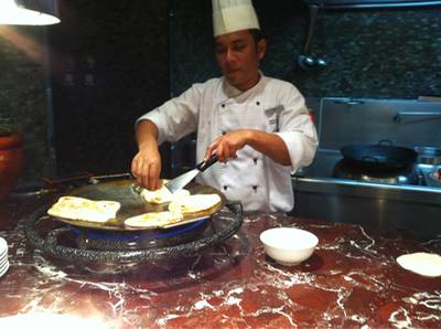 เชฟกำลังทำโรตีรัอนๆ ให้ทานกับแกงค่ะ ที่ ร้านอาหาร Flavors @ Renaissance Ploenchit Hotel