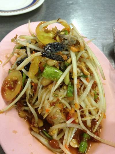 ส้มตำไทยปูหน้าตาดีมากครับ ที่ ร้านอาหาร ตำปากแตก