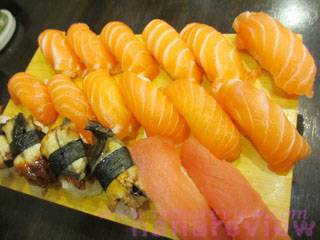 สั่งเป็นข้าวปั้นหน้าปลาดิบรวมก็ได้ค่ะ  ที่ ร้านอาหาร Kozo Sushi ธนิยะพลาซ่า