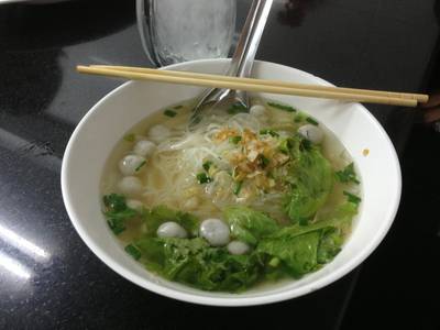 ก๋วยเตี๋ยวหมี่ขาวน้ำใส ที่ ร้านอาหาร ก๋วยเตี๋ยว โกเนี้ยว