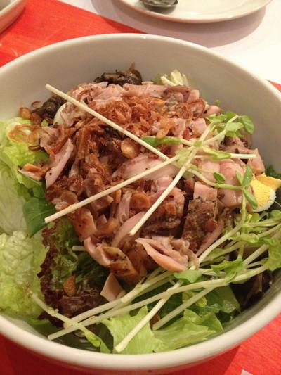 สลัดไก่ย่าง ที่ ร้านอาหาร Big Mama Pizzeria สลัดไก่ย่าง ที่ ร้านอาหาร Big Mama Pizzeria