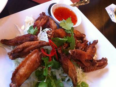 ปีกไก่แดดเดียว ที่ ร้านอาหาร Crystal Café