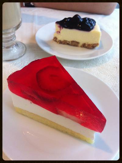 สตอเบอรี่ โยเกิต เยลลี่ อาร่อยยย ที่ ร้านอาหาร Secret Garden สาทร