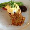 crab cake benedict ที่ ร้านอาหาร Roast Coffee & Eatery