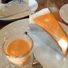 Thai Tea Crepe Cake And Blueberry Cheesecake ที่ ร้านอาหาร ครัวดอกไม้ขาว