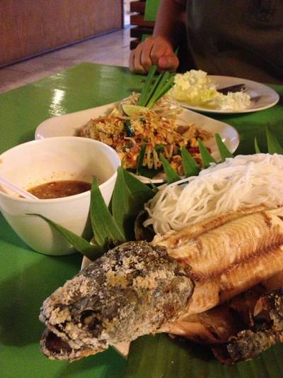 ผัดหมี่โคราช ปลาช่อนเผา ที่ ร้านอาหาร ไก่ย่างโคราช