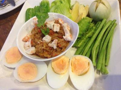 น้ำพริกกุ้งสด ไข่ต้ม(สุกไปหน่อย) อร่อยดี 250.- ที่ ร้านอาหาร Chocolate Ville