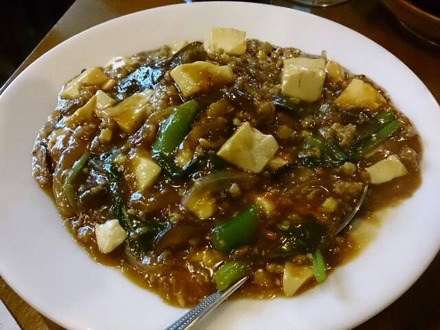 มาโบดง ข้าวหน้าเต้าหู้หมูสับแบบจีน จานนี้อร่อย เหยาะน้ำส้มสายชูลงไปหน่อย ที่ ร้านอาหาร โมโมทาโร่