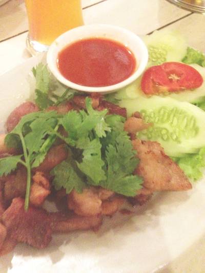จระเข้ทอดราดน้ำปลา ที่ ร้านอาหาร จานโปรด