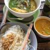 เกี้ยวกุ้ง. หมี่หุ้นแกงปู ที่ ร้านอาหาร ริมทางเฉาก๊วย