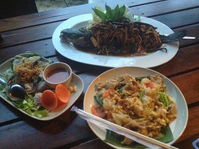 ปลาคีรี ปลาคังลวกจิ้ม ผัดซีอ๊ว ที่ ร้านอาหาร คีรีธารา