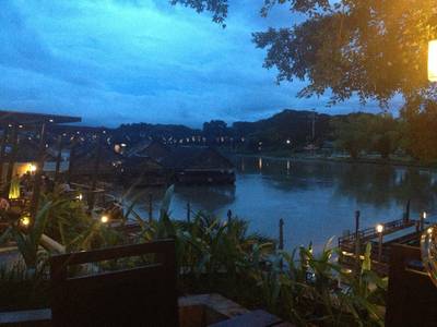 บรรยากาศของแม่น้ำแคว ที่ ร้านอาหาร คีรีธารา