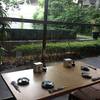 บรรยากาศในร้านสบายๆ เห็นวิวสวนสวย