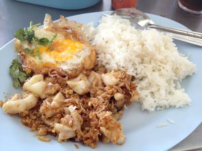 ข้าวปลาหมึกทอดกระเทียมพริกไทย ไข่ดาว ที่ ร้านอาหาร ลัดดาแลนด์ ข้าวปลาหมึกทอดกระเทียมพริกไทย ไข่ดาว ที่ ร้านอาหาร ลัดดาแลนด์