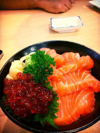 ข้าวหน้าปลาแซลมอนนน ที่ ร้านอาหาร Hanaya ข้าวหน้าปลาแซลมอนนน ที่ ร้านอาหาร Hanaya