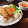 กุ้งพันอ้อย กุ้งบดผสมเครื่องปรุงรส เอามาพันกับชานอ้อย แล้วชุปเกล็ดขนมปังเอาไปทอด ที่ ร้านอาหาร ไซ่ง่อน ริมไทร