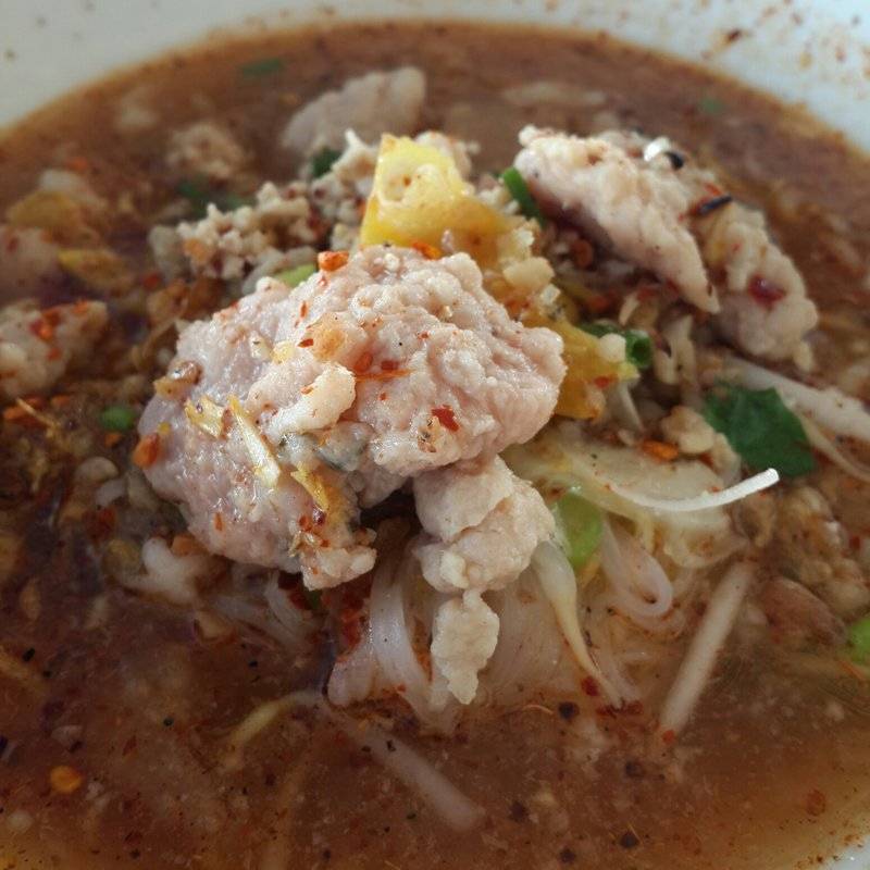 เส้นเล็กหมูเด้ง (35 บาท) ที่ ร้านอาหาร ก๋วยเตี๋ยวดู๋ดี๋ เจ๊อุ๊