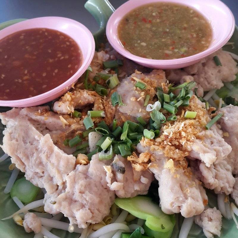 หมูเด้งลวกจิ้ม (40 บาท) ที่ ร้านอาหาร ก๋วยเตี๋ยวดู๋ดี๋ เจ๊อุ๊
