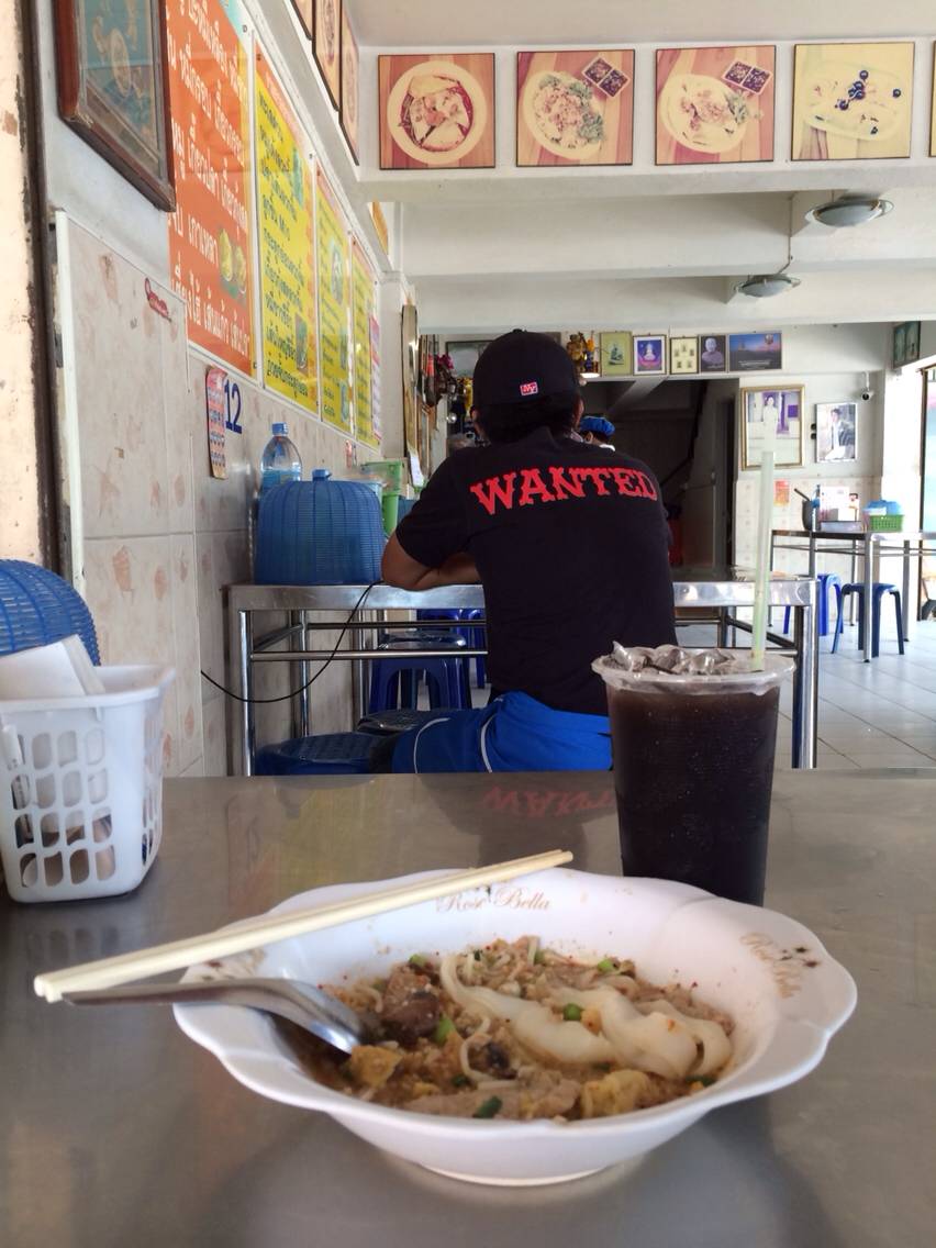 ก๋วยเตี๋ยวกับโอเลี้ยง และบรรยากาศร้าน ที่ ร้านอาหาร ก๋วยเตี๋ยวดู๋ดี๋ เจ๊อุ๊