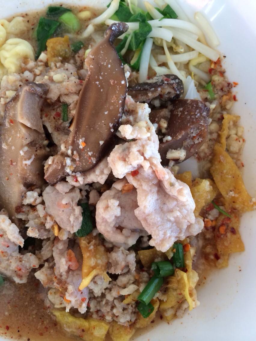 ใหญ่ เกี๊ยวกุ้ง หมูเด้ง+เห็ดหอม ที่ ร้านอาหาร ก๋วยเตี๋ยวดู๋ดี๋ เจ๊อุ๊