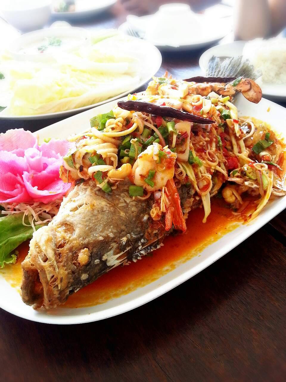 ปลากระพงทอด ป.ประมง ที่ ร้านอาหาร ป.ประมงซีฟู๊ด