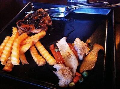 สเต็กไก่ย่างเทอริยากิ ที่ ร้านอาหาร Fillmore St. Eatery & Drinks สเต็กไก่ย่างเทอริยากิ ที่ ร้านอาหาร Fillmore St. Eatery & Drinks