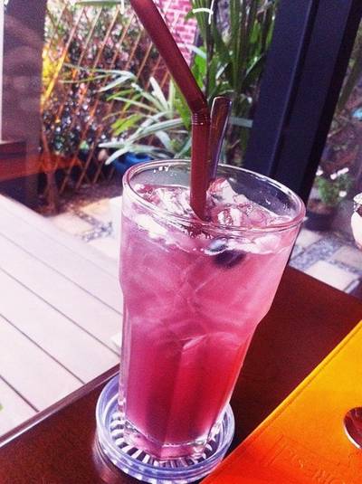 บลูเบอร์รี่โซดารสชาติดี สีสวยด้วย ที่ ร้านอาหาร Fillmore St. Eatery & Drinks บลูเบอร์รี่โซดารสชาติดี สีสวยด้วย ที่ ร้านอาหาร Fillmore St. Eatery & Drinks