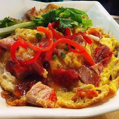 ข้าวไข่ข้นหมูแดง อร่อยๆ  ที่ ร้านอาหาร Chinez The Emporium