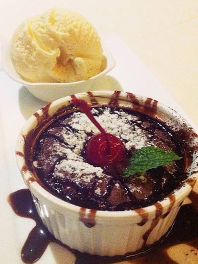 Chocolate Souffle ช็อกโกแลต อร่อยมากกก... ที่ ร้านอาหาร Wholly Cow Restaurant Wine & Cigar Bar Chocolate Souffle ช็อกโกแลต อร่อยมากกก... ที่ ร้านอาหาร Wholly Cow Restaurant Wine & Cigar Bar